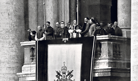 Pius XI. spendete 1922 erstmals seit 1870 wieder den Segen zur Stadt Rom hin.