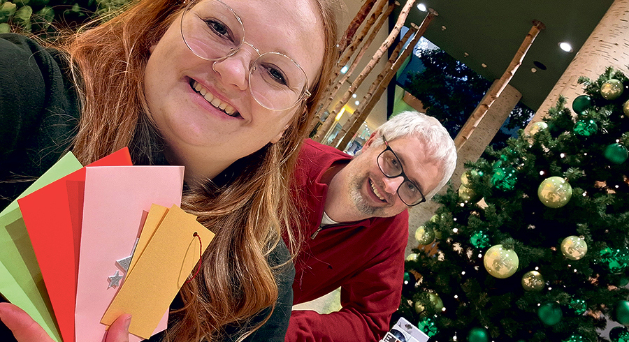 Kärtchen für „unbezahlbare“ Wünsche austeilen: Das ist eine der Aktionen der nachgehenden Seelsorge, an der Elena Gratzer und René Koppenberger-Drenik (im Bild) mitwirken. / Pfarre Raum Wels Kärtchen für „unbezahlbare“ Wünsche austeilen: Das ist eine der Aktionen der nachgehenden Seelsorge, an der Elena Gratzer und René Koppenberger-Drenik (im Bild) mitwirken.