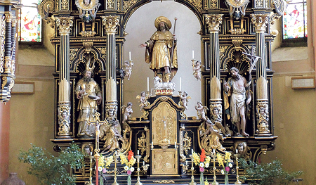 Altar aus dem Stift Kremsmünster, 1531 von Hans Peisser geschaffen, 1618 von Hans Degler verändert, 1712 durch die Mittelfigur des hl. Jakobus für die Pfarrkirche Grünau im Almtal adaptiert. 