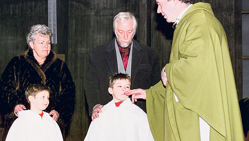 Der Priester berührt den Mund eines Täuflings und ruft dabei 'Effata', also: 'öffne dich'.