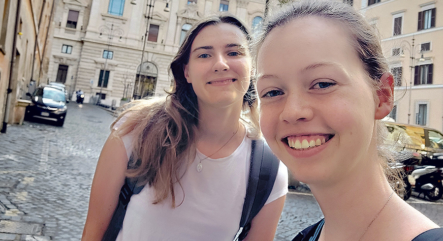 Marlies Prinz (rechts): Selfie am ersten Uni-Tag vor der Gregoriana mit Miriam Esch, einer Freundin und ebenfalls Theologie-Studentin. / Privat Marlies Prinz (rechts): Selfie am ersten Uni-Tag vor der Gregoriana mit Miriam Esch, einer Freundin und ebenfalls Theologie-Studentin.