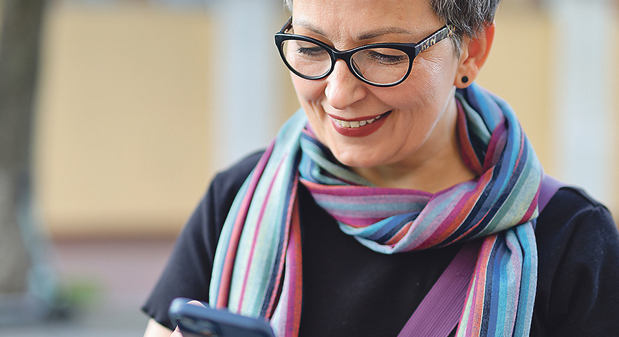Immer dabei – das Smartphone. / Adobe Stock Andrii Zastrozhnov Immer dabei – das Smartphone.