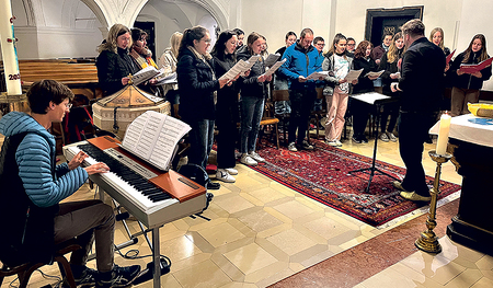 Der Gesamtchor beim Abschlussgottesdienst des gemeinsamen Singwochenendes  