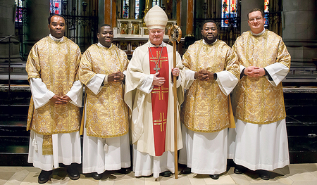 Bischof Manfred Scheuer mit den neugeweihten Diakonen (von links) Valentine Chinedu Okpalanochikwa (Heimatland Nigeria), Alex Bukenya Matovu (Uganda), Nichodemus Chukwunonso Okoye (Nigeria) und Jakob Stichlberger (Heimatpfarre Mattighofen).    