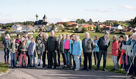 Eine von den drei Gruppen, die am Sonntagnachmittag in einer Sternwallfahrt zur Pfarrkirche Dimbach gepilgert sind. Bischof Manfred Scheuer (vorne, im schwarzen Anorak) war mit den Pilger:innen von den Oberhöftner Häusern unterwegs.  