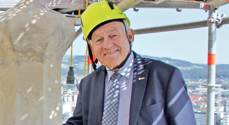 Landeshauptmann a. D. Josef Pühringer in luftiger Höhe während der mittlerweile abgeschlossenen Restaurierung des Domturms. / nie/kiz Landeshauptmann a. D. Josef Pühringer in luftiger Höhe während der mittlerweile abgeschlossenen Restaurierung des Domturms.