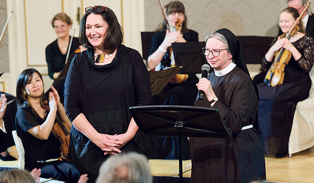 Die Mitinitiatorin des Ortes der Begegnung Sr. Barbara Lehner, Generaloberin der Elisabethinen, und die Leiterin des elisabethinischen Kulturtreffpunkts Agnes Retschitzegger (links stehend).  