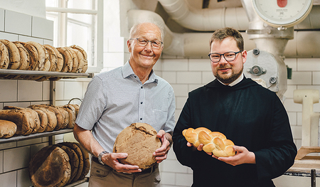 Franz Grabmer (l.) war früher Geschäftsführer der Stiftsbäckerei, mittlerweile hat er die Bäckerei gepachtet. Die Nachfolge ist ungewiss, sagt er.  