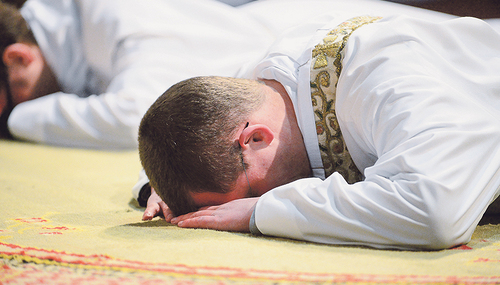 Bei der Priesterweihe liegt der Kandidat auf dem Boden – ein Sinnbild für die ganze Hingabe seines Lebens.   
