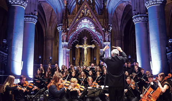 Beim Jubiläumsklang sind viele junge Musiker:innen im Mariendom zu Gast. Im Bild: Schüler:innen des benachbarten Adalbert-Stifter-Gymnasiums Linz. 