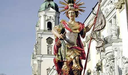 Das ist die Statue des heiligen Florian vor der Westfassade des Stiftes.  