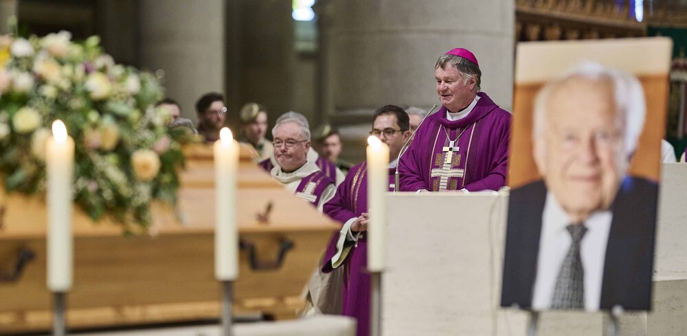 Bischof Scheuer beim Requiem für Josef Ratzenböck / Peter C. Mayr/Land OÖ