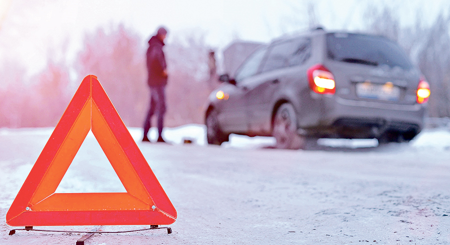 Nach einem Unfall sollte man sofort stehen bleiben und als eine der ersten Maßnahmen die Unfallstelle absichern. / Anastasia Kupawzewa / Adobe Stock Nach einem Unfall sollte man sofort stehen bleiben und als eine der ersten Maßnahmen die Unfallstelle absichern.