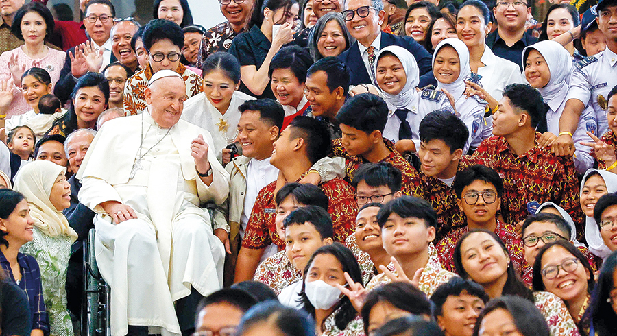 Der Glaube verbindet über den ganzen Erdball.  Papst Franziskus bei seinem Besuch in Jakarta/Indonesien im Juli. 