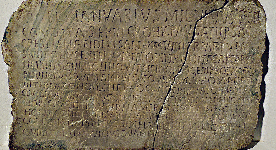 Grabplatte der Christin Ursa, 1. Viertel 5. Jh. n. Chr., Stadtmuseum Wels. / Stadtmuseum Wels Grabplatte der Christin Ursa, 1. Viertel 5. Jh. n. Chr., Stadtmuseum Wels.