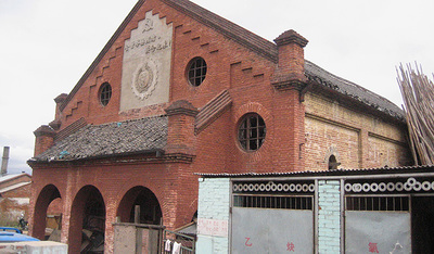 Die ehemalige Kirche von Fujin war Parteilokal, Düngemittellager und ist nun Stadtmuseum. Die Stadt hat den Katholiken das Gebäude zum Kauf angeboten, diese haben aber abgelehnt. In erster Linie war das Projekt für die kleine Gemeinde zu groß.   