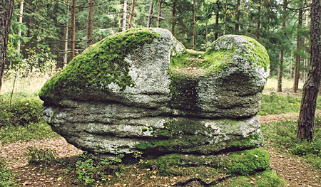 Auge im Stein, Fotografie von Eva Brandeis. Dazu stellt die Fotografin und Autorin auch philosophische Fragen an die Betrachter/innen.