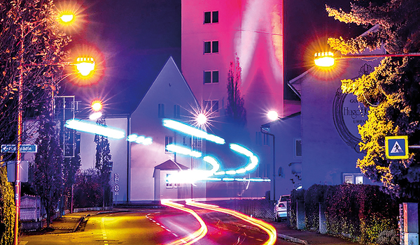 Die Pfarrkirche Langenhart in St. Valentin (NÖ) am „Red Wednesday“. 