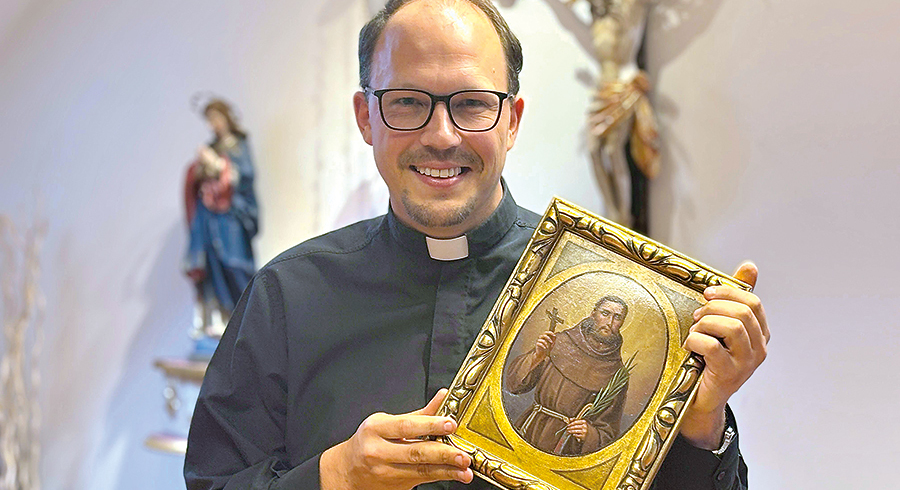 Pfarrer Johannes Laichner zeigt ein Bild des zukünftigen Heiligen Engelbert Kolland.