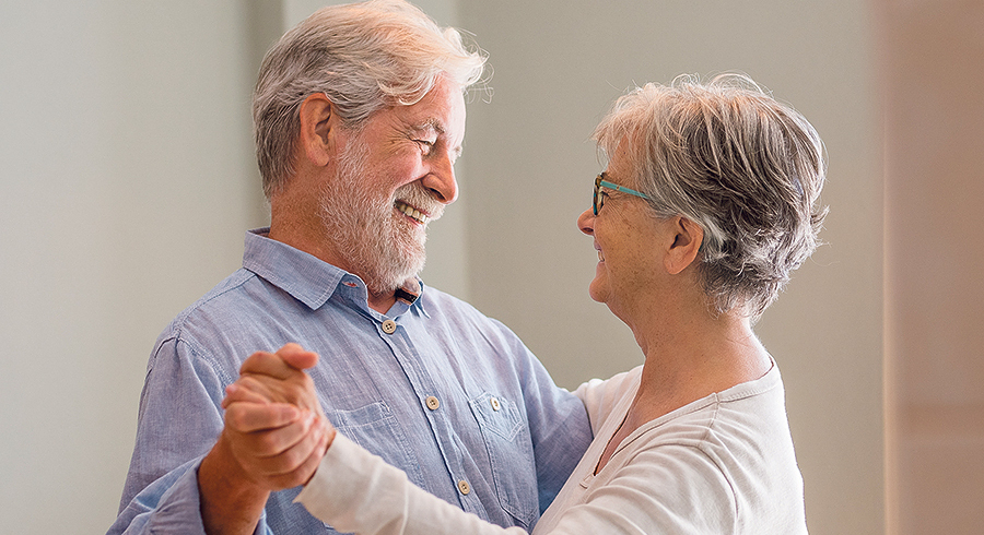 Regelmäßiges Tanzen im Alter kann Stürzen vorbeugen, es stärkt die Muskulatur, ist gut fürs Gehirn und macht nicht zuletzt Spaß. / Daniel/Adobe Stock Regelmäßiges Tanzen im Alter kann Stürzen vorbeugen, es stärkt die Muskulatur, ist gut fürs Gehirn und macht nicht zuletzt Spaß.