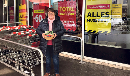 Wenn ein Unternehmen geschlossen wird, wie Ende Jänner die Kika-Filiale in Linz-Urfahr (Foto), ist das Gesprächsangebot von Betriebsseelsorgerin Martha Stollmayer besonders gefragt. 