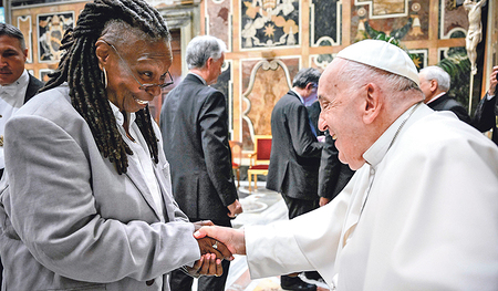 Franziskus begrüßt Schauspielerin Whoopi Goldberg beim Treffen mit internationalen Künstlern des Humors im Vatikan. 
