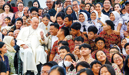 Der Glaube verbindet über den ganzen Erdball.  Papst Franziskus bei seinem Besuch in Jakarta/Indonesien im Juli. 