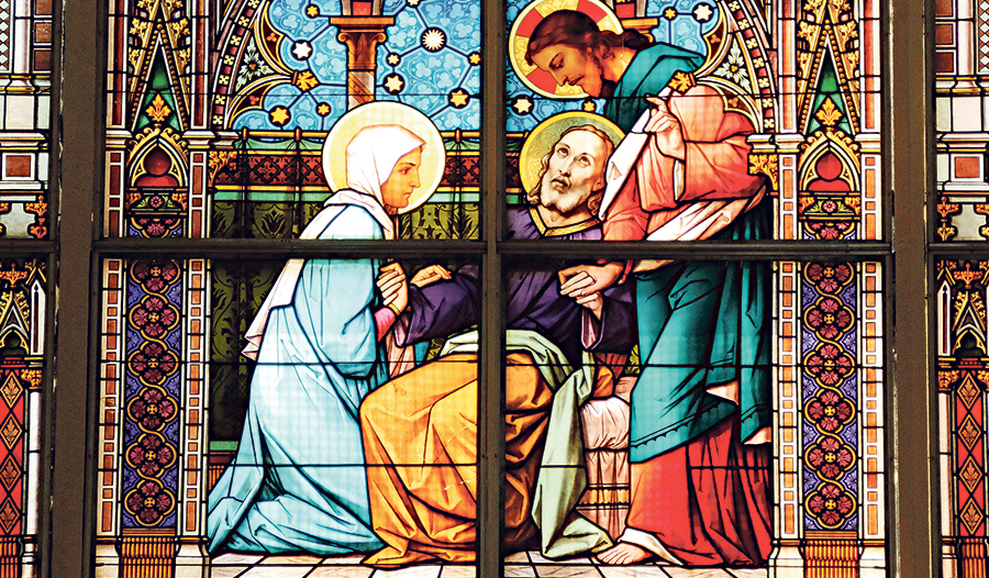 Auch das ist ein Bild der Heiligen Familie: Das Werndl-Fenster in der Stadtpfarrkirche Steyr zeigt den Tod des heiligen Josef. Maria und Jesus stehen an seiner Seite. 