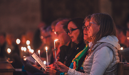 Teilnehmende beim Taizé-Gebet während des 103. deutschen Katholikentags im Erfurter Dom  