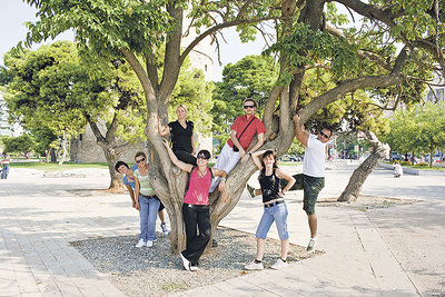 Einmal etwas anderes: Gruppenfoto mit Baum. 