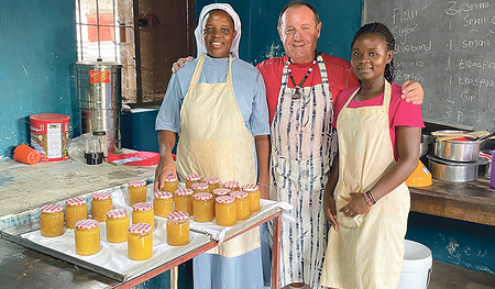 Hans Rauscher zeigt den Frauen im Südsudan, wie Marmelade kochen funktioniert.