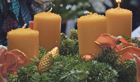 Mit der Adventkranzsegnung in den Gottesdiensten am 1. Adventwochenende wird in den Pfarren der Advent liturgisch begonnen.  