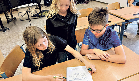 Die Schüler:innen des Gymnasiums Dachsberg beim gemeinsamen Komponieren.