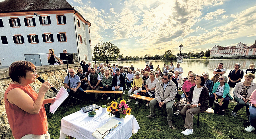 „Feiern, Aufbrechen und Pilgern“: Maria Wollersberger, Mitgründerin und Sprecherin des Vereins Frauenkraftweg, begrüßte beim Startfest. / Franz Gruber „Feiern, Aufbrechen und Pilgern“: Maria Wollersberger, Mitgründerin und Sprecherin des Vereins Frauenkraftweg, begrüßte beim Startfest.