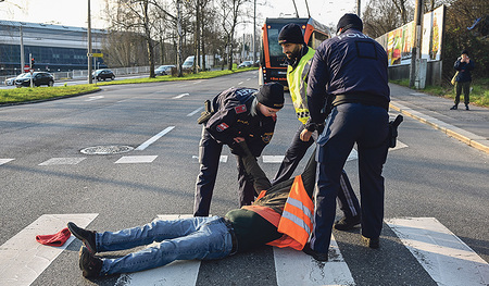 Die Klimaaktivist:innen haben sich in vielen Städten, darunter auch Linz, schon mehrfach auf die Straße geklebt und so den Verkehr blockiert. 