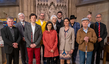 Das Projektteam des Gedächtnisbuches Oberösterreich mit den Beitragenden und Bischof Manfred Scheuer