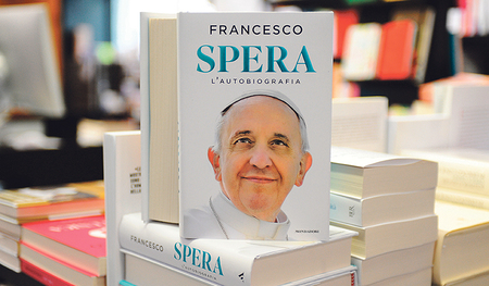 Die neue Papst-Autobiografie „Hoffe“ („Spera“) ist vergangene Woche in über 80 Ländern erschienen.