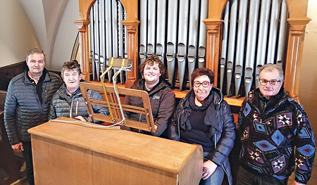 Mitarbeiter:innen der Pfarre Aurach mit Orgelbaumeister Franz Böck (rechts)  