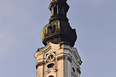 Vom Kirchturm in Obernberg am Inn erklingt Musik. 