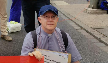 Der deute Jesuit Jörg Alt blockierte die Nürnberger Hauptverkehrsstraße, um auf die Klimakatastrophe aufmerksam zu machen.