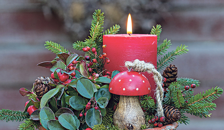 Eine Silvesterdekoration aus Naturmaterialien, wie Pflanzen oder Holz,  ist nachhaltiger und -lebiger als eine aus Plastik. 