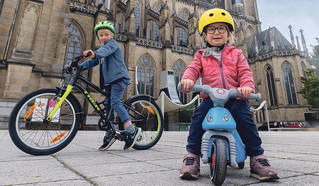 Viel los für Kinder vorm Mariendom.