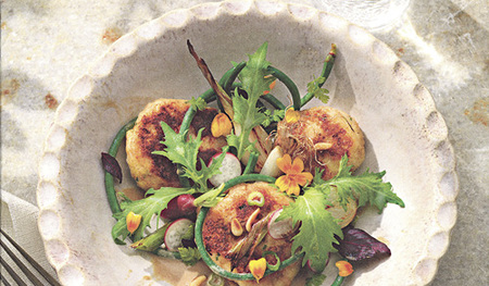 Vegetarische Sommerküche: Kaspressknödel auf Salat.   