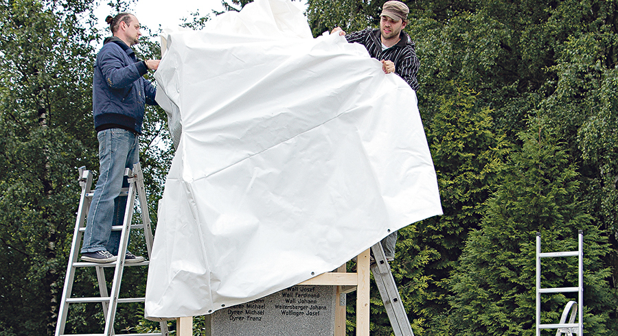 Kunstaktion von Renate Herter in St. Georgen an der Gusen.