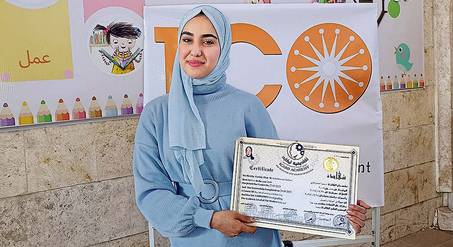 Drei junge Frauen aus dem wirtschaftlich und sozial am Boden liegenden Syrien zeigen, dass trotz aller Widrigkeiten Hoffnung Realität werden kann: S. (oben) präsentiert mit Stolz ihr Berufszertifikat als Näherin. / Agissons Ensemble Drei junge Frauen aus dem wirtschaftlich und sozial am Boden liegenden Syrien zeigen, dass trotz aller Widrigkeiten Hoffnung Realität werden kann: S. (oben) präsentiert mit Stolz ihr Berufszertifikat als Näherin.