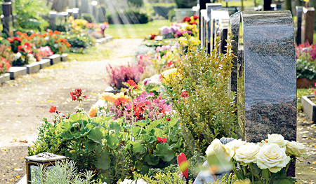 Bei den heißen Temperaturen im Sommer ist die Grabpflege alles andere als ein Selbstläufer. 