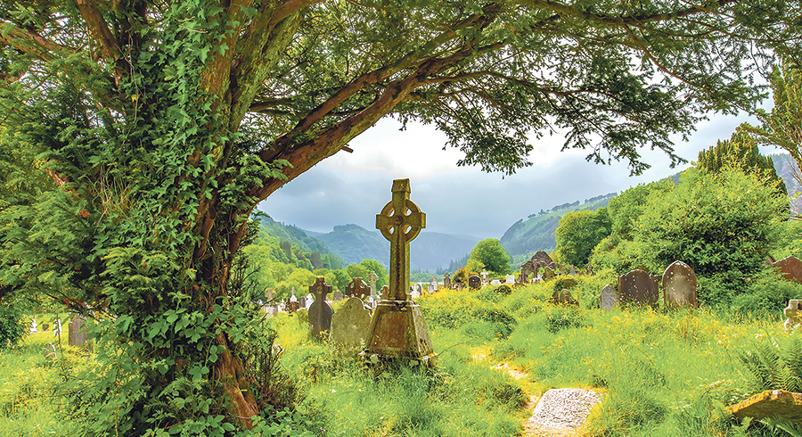 ArcadY / Adobe Stock Die Klosteranlage Glendalough in Irland.