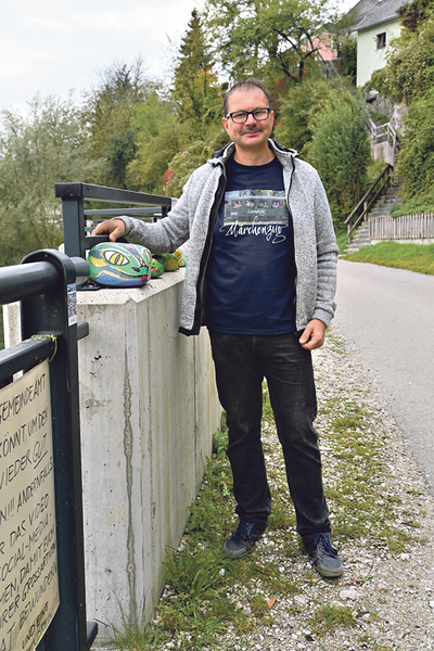 Obmann Christian Ludwig mit dem Kopf der Märchenschlange. 