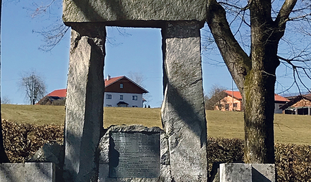 Das Denkmal an der historischen Gerichtsstätte der Herrschaft Frankenburg am Haushamerfeld.    