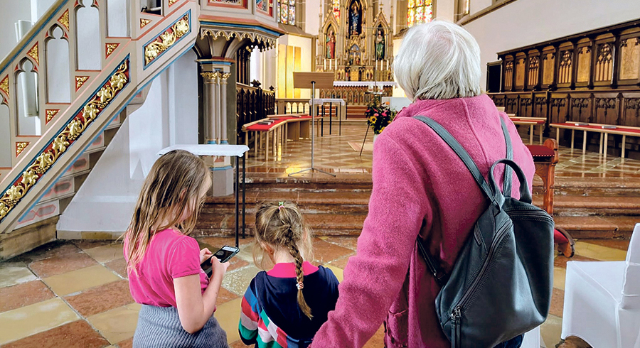 Kinder machen sich auf Entdeckungsreise durch die Stadtpfarrkirche Wels. / Glaser Kinder machen sich auf Entdeckungsreise durch die Stadtpfarrkirche Wels.